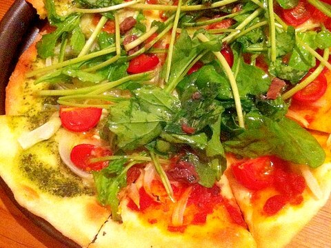 ルッコラとアンチョビのピザ　トマト＆バジル